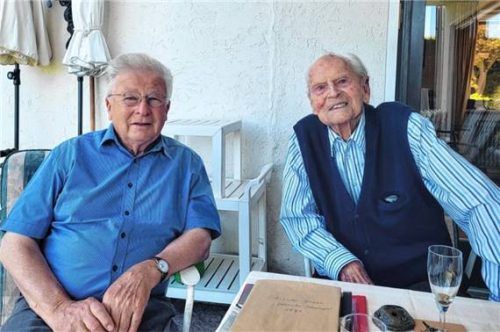 Die ehemaligen Kollegen Gerold Schwarzer (links) und Jubilar Franz Schmid. Foto Hötzelsperger