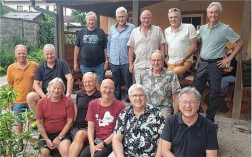 Die ehemaligen Schüler der Klasse 10b der Staatlichen Realschule für Knaben beim Klassentreffen 2026, 50 Jahre nach ihrem Schulabschluss. Foto Kosek
