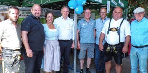 Die Energieversorgung im Blick haben (von links) Felix Fischer, Betreiber der Biogasanlage in Mintsberg, Felix Andres, Kreisobmann vom Bayerischen Bauernverband, Kreisbäuerin Katharina Kern, Christian Bürger, Sprecher vom Fachbereich Energie im Bauernverband, Martin Peus, Geschäftsstellenleiter im BBV Rosenheim, Christian Rinser, Mitglied vom Landesfachausschuss für erneuerbare Energie und nachwachsende Rohstoffe, Elektro-Ingenieur Werner Bauer, Referent zum Thema „Wie vollzieht China die Energiewende“. Foto Sollinger
