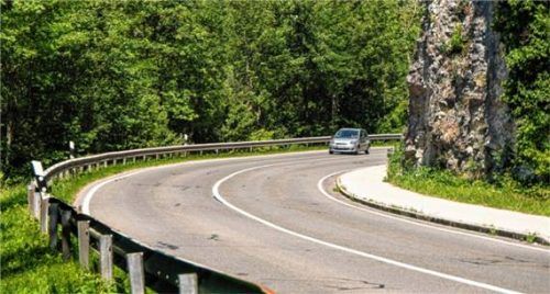 Die Engstelle am Fels der Altweger Wand ist eine der Ursachen dafür, dass der einseitige Weg nicht die Voraussetzungen für einen offiziellen Geh- und Radweg erfüllte. Im Zuge der Sanierung der B 305 findet sich nun eine Lösung, bei der die Bundesstraße verengt wird, um Raum für den 2,5 Meter breiten Geh- und Radweg zu schaffen. Foto  Flug