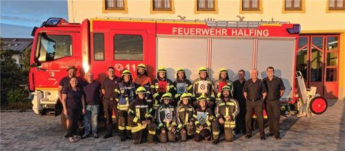 Die erfolgreichen Teilnehmer der Leistungsprüfung „Wasser“ der Feuerwehr Halfing zusammen mit den Schiedsrichtern. Foto FFW Halfing