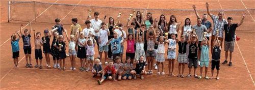 Die erfolgreichen Teilnehmer der Nachwuchsvereinsmeisterschaft des Tennisclubs im TuS Raubling posieren mit ihren Pokalen und Medaillen auf dem Tennisplatz. Foto  Ruprecht
