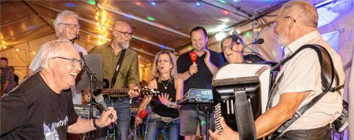 Die „erweiterte Partygang“ mit Daniela Ludwig und Thomas Rothmayer begeistern das Publikum. Foto Thomae