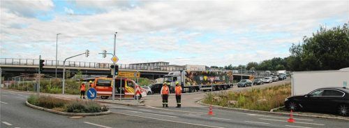 Die Feuerwehr Kolbermoor sperrte im Aicherpark die Auffahrt zur Westtangente. Foto Riediger