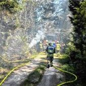 Feuerwehr löscht Waldbrand in Bernau