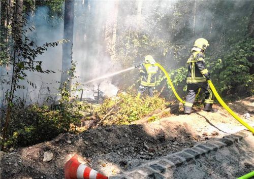 Die Feuerwehren Kiefersfelden und Mühlbach im Einsatz beim Waldbrand im Ortsteil Schöffau.