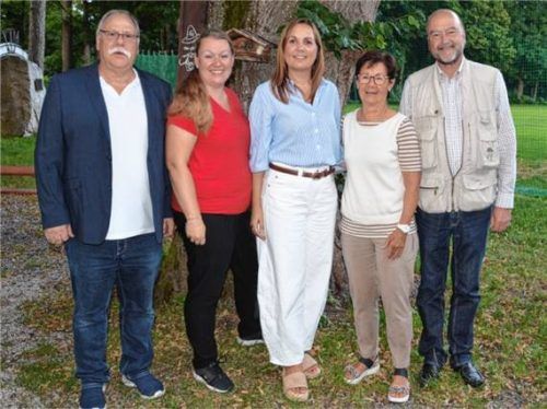 Die Führungsmannschaft des ESV: (von links) Vorsitzender Horst Spensberger, Frauenvertreterin Melanie Huber, Schatzmeisterin Karina Hacker, Schriftführerin Hildegard Mayer und Zweiter Vorsitzender Dr. Wolfgang Bergmüller. Foto RE