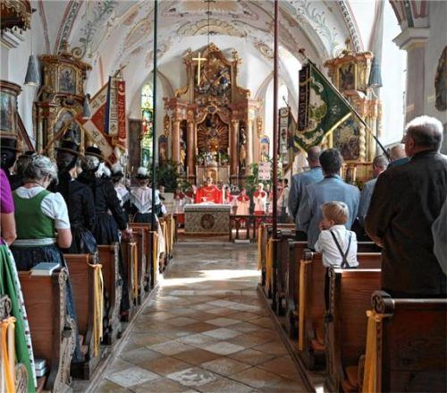Die Gläubigen versammelten sich in der Kirche zum Gottesdienst anlässlich des Kirchenpatroziniums.