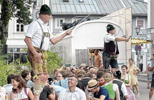 Die Goaßlschnalzer zeigen ihre traditionellen Fertigkeiten.