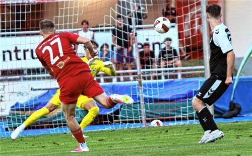 Die große Ausgleichschance: Liam Markulin scheitert am Wacker-Goalie.Foto Hans-Jürgen Ziegler