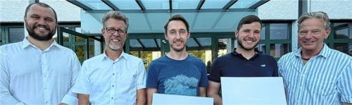 Die Handwerkskammer ehrte die prüfungsbesten Gebäudeenergieberater Markus Neuhauser (Dritter von links), daneben der Bachelor Professional in Betriebsinformatik Julian Kuchlbauer. Von links gratulierten: Der Leiter des Bildungszentrums Andreas Pfaffinger, Kursleiter Gebäudeenergieberater Jens Holst und Edmund Halletz (ganz rechts, Kursleiter Bachelor Professional).Foto wittenzellner