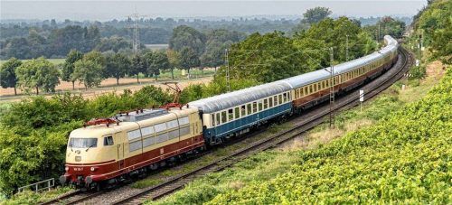 Die imposante Schnellfahr-Elektrolok der Baureihe 103 zieht den Nostalgie-EuroCity bald durch den Chiemgau in Richtung Wien. Foto Martin Gobeli