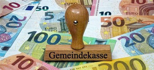 Die Jahresrechnung 2025 bestätigt der Gemeinde Aschau im Chiemgau eine stabile Finanzentwicklung. Foto Imago/Steinach
