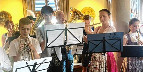 Die Jugendblaskapelle Prien unter der Leitung von Regina Stephan spielt bei der Jahresversammlung. Foto Hötzelsperger