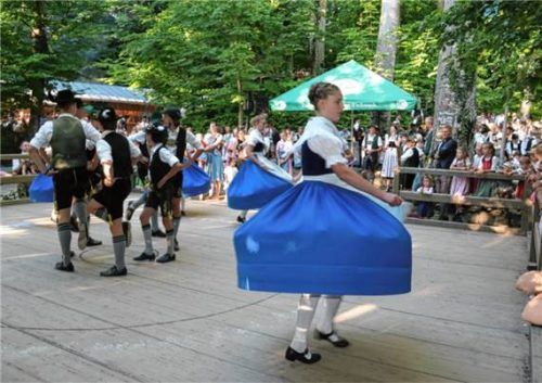Die Jugendgruppe des Vereins tritt beim Waldfest auf. Foto Thomas Schwitteck