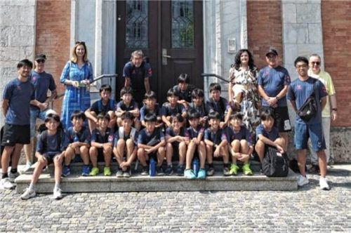 Die jungen Fußballer aus Ichikawa und ihre Betreuer posierten für ein Gruppenbild vor dem Rosenheimer Rathaus. Foto Förderverein Städtepartnerschaft Ichikawa-Rosenheim
