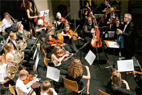 Die jungen Musiker der „Arche“ und ihr musikalischer Leiter Rainer Heilmann haben sich in der Region einen beeindruckenden Ruf erspielt.Foto  re