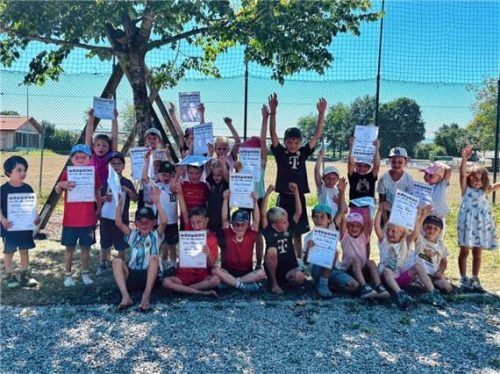 Die Kinder präsentierten stolz ihre Urkunden nach der Teilnahme am Ferienprogramm des SV Söchtenau-Krottenmühl. Foto Hierl
