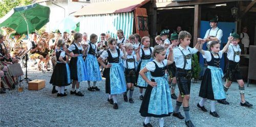 Die Kindergruppe des Trachtenvereins GTEV Simssee Süd Stephanskirchen beim Auftritt im Biergarten. Foto Heinzinger