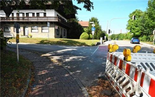 Die Kreuzung von Prinzregenten- und Bayernstraße in Raubling. Die Arbeiten an der Bahnüberführung und den angrenzenden Straßen machen ab Montag (31. August) weitere Sperrungen in der Prinzregentenstraße erforderlich. Der Gehweg soll zurückgebaut werden. Foto Franz Ruprecht
