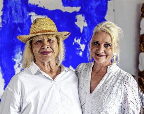 Die Künstlerin Bettina Nuschei (links) und Gastgeberin Angelika Peschke stehen vor einem großformatigen Werk Nuscheis. Fotos Nitzsche