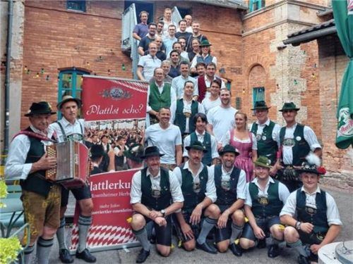 Die Kursteilnehmer und Trainer des Plattlerkurses 2026. Foto Innviertler