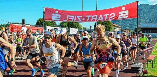 Die Läufer starten auf der Tartanbahn unter dem „Start + Ziel“-Banner des Wössner Halbmarathons. Foto SV Unterwössen