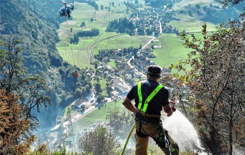 Die Löscharbeiten an den Steilhängen der Hochwand in Oberwössen forderten von den Einsatzkräften der Feuerwehr und Bergwacht körperliche Höchstleistungen. Auch am Schnappenberg in Marquartstein und am Hochstaufen bei Bad Reichenhall mussten Feuer in schwierigem Gelände gelöscht werden. Foto : Bergwacht/Oberneder