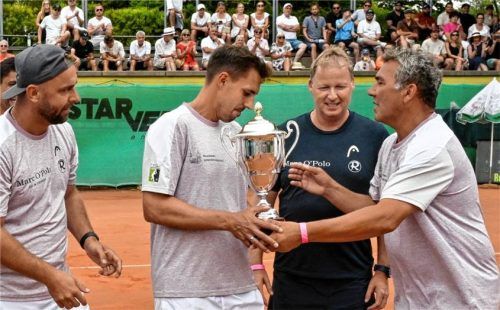 Die Macher mit dem Pokal: Coach Roman Jebavy, Teamkapitän Lukas Jastraunig, Manager Thomas Detterbeck und Vorstand Dieter Dörfler (von links).Foto Michael Ruffler/Pix-Sportfoto