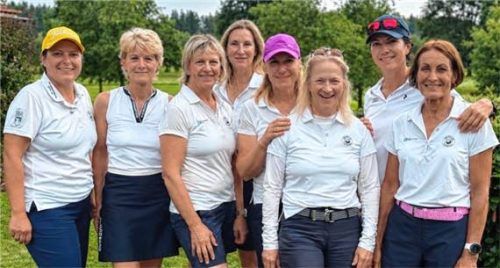 Die Meisterspielerinnen (von links): Stefanie Kriechbaum, Claudia Götzinger, Dr. Renate van Kaldenkerken-Kuligk, Caroline Wehner, Christine Hounsgaard, Kapitänin Andrea Klüner, Eva Schönhuber und Nikola Stehle. Foto Kas