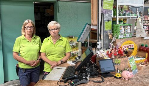 Die Mitarbeiterinnen Andrea Hinterstoißer und Stefanie Köhler vor dem Kassenbereich der Gärtnerei, wo das Trinkgeldschwein entwendet wurde. Foto Charlotte Kayser