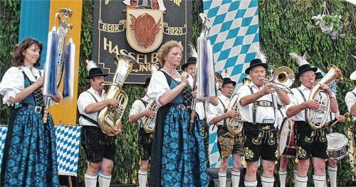 Die Musikkapelle auf der Bühne beim Jubiläum der Freiwilligen Feuerwehr Hasselbach. Fotos Hötzelsperger