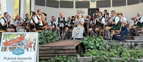 Die Musikkapelle Bernau bei den Picknickkonzerten. Foto Tourist-Info Bernau am Chiemsee