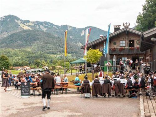 Die Musikkapelle Schleching spielt vor dem Gebäude der Gebirgsschützenkompanie Wössen Achental. Foto  Flug