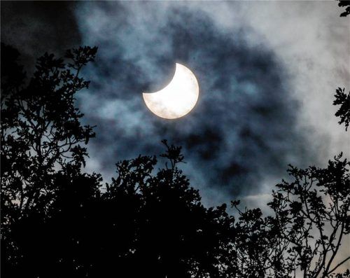 Die partielle Sonnenfinsternis kann man heute auch auf dem Dach des D-Gebäudes der Technischen Hochschule Rosenheim, in der Hochschulstraße 1, beobachten. Foto Axel Heimken