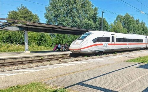 Die Pläne der Deutschen Bahn für den Bahnhof in Übersee haben für großen Unmut gesorgt. Trotz einer teuren Sanierung soll das Bahnsteigdach abgerissen und durch kleine Glashäuschen ersetzt werden.Foto Giesen