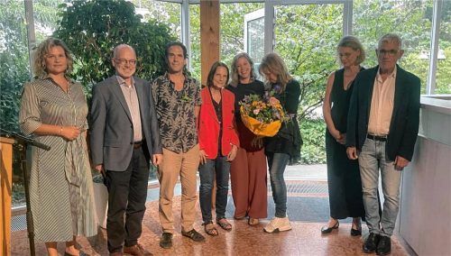 Die Preisträger Theresa Springl, Clemens Büntig und Sylvia Roubaud mit den Organisatoren und Laudatoren nach der Verleihung der Kunstpreise. Foto Hötzelsperger
