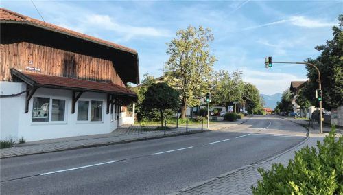 Die Priener Straße in Rimsting ist die Hauptverkehrsader in der Gemeinde und selten so leer. An ihr wohnen nicht nur sehr viele Anwohner, auch zentrale Gebäude der kommunalen Infrastruktur wie Rathaus, Schule, Bücherei, Kindernachmittagsbetreuung und die Turnhalle sind an ihr gelegen. Foto Dachs