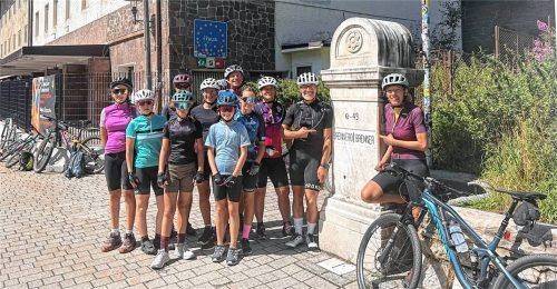 Die Radlergruppe der SLV Bernau posiert am Brennerpass während ihrer „Lake to Lake“-Tour. Foto SLV Bernau