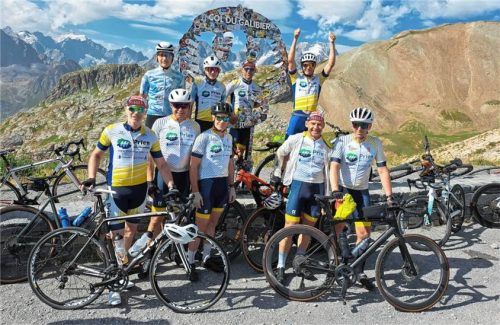 Die Rennradfahrer aus Prien posieren mit ihren Rennrädern am Pass Col du Galibier. Foto Radfahrverein Prien