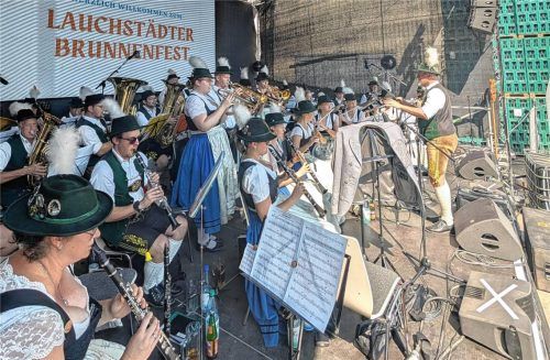 Die Rohrdorfer Musikkapelle spielte in Tracht beim Lauchstädter Brunnenfest auf. Foto Thomae