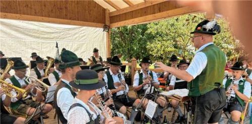 Die Rottauer Dorfmusi mit Dirigent Rainer Winklmair spielt auf dem Mostfest. Foto Sepp Adersberger