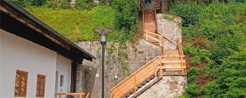 Die sanierte Rechenstiege verbindet wieder den Wochinger Spitz mit dem Triftweg. Eine neue Unterkonstruktion aus Metall sorgt für Langlebigkeit, während Stufen und Geländer aus Holz den historischen Charakter der Treppenanlage bewahren. Foto Große Kreisstadt Traunstein