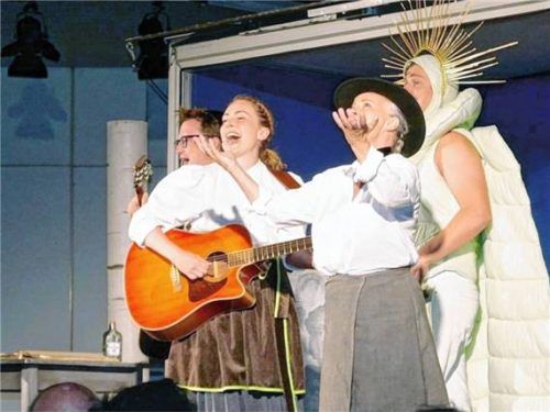 Die Schauspieler des Ensembles Porcia präsentieren eine Szene im Himmel mit Gesang und Gitarrenmusik. Foto Hötzelsperger