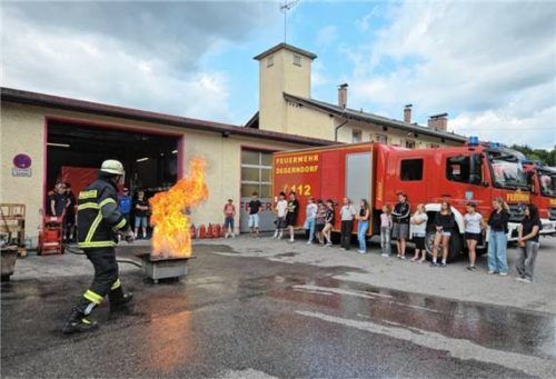 Die Schüler der Realschule waren im wahrsten Sinne des Wortes mit „Feuer und Flamme“ dabei, als die Feuerwehr Degerndorf ihre Experimente vorführte.