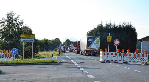 Die Staatsstraße 2095 in Egerer bei Chieming. Hier wird unter Vollsperrung jetzt ein Kreisverkehr gebaut. Foto xe