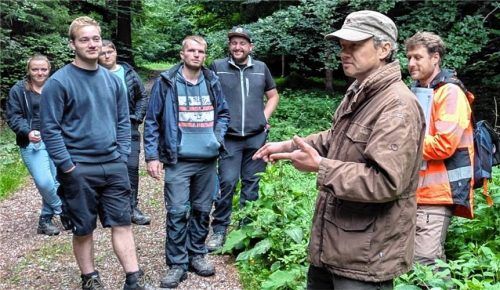 Die Studenten der Landwirtschaftsschule Traunstein lauschten im Stadtwald den Erklärungen von Wolfgang Madl (Zweiter von rechts), Bereichsleiter Forsten am AELF Traunstein, und Revierleiter Konstantin Benker. Foto AELF Traunstein