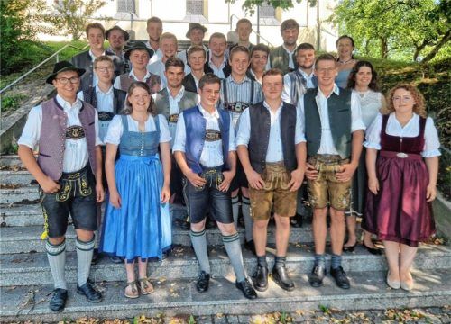 Die Studierenden des Sommersemesters 2026 mit ihren Lehrkräften bei der Abschlussfeier in Schechen. Foto AELF Rosenheim