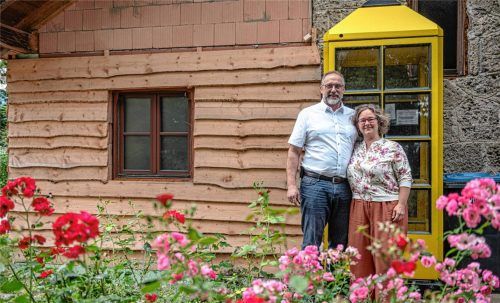 Die Telefonzelle, die seit Langem vor dem Haus von Susanne und Christian Zweckstätter steht, hat Symbolkraft: Der Bürgermeister will ein zugänglicher Gesprächspartner für alle Bürger sein. Foto  Thomae