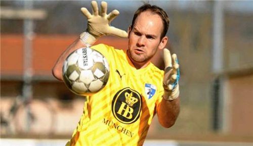 Die Torwarthandschuhe sind Lucas Aicher nicht fremd, hier im März 2025 beim Endorfer Gastspiel in der Bezirksliga in Fridolfing. Foto Christian Butzhammer